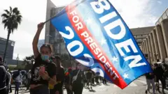 Simpatizantes de Biden comemoram resultado neste sábado