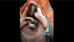 پولیس نے خاتون کو ایک کمرے میں بند پایا جہاں انھیں زنجیریں باندھ کر ان زنجیروں کو تالے لگائے ہوئے تھے