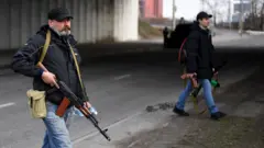 Men in Kyiv carrying guns