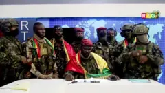 Les militaires qui ont arrêté Alpha Condé, s'exprimant sur la RTG, la télévision publique guinéenne.