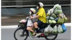 Những hình ảnh người dân Việt Nam chở hàng cồng kềnh hay cả gia đình trên một chiếc xe máy đã trở nên quá đỗi quen thuộc