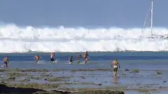 นักท่องเที่ยวต่างชาติที่หาดไร่เลย์ จ. กระบี่ พากันวิ่งหนีคลื่นยักษ์สึนามิ เมื่อวันที่ 26 ธ.ค. 2547
