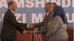 Perezida Magufuli (iburyo) ahabwa icyemezo n'umukuru w'akanama k'amatora Semistocles Kaijage cyuko ari we wayatsinze
