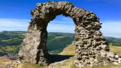 Развалины замка Динас Бран