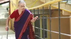 ৯১ বছরেও শিক্ষকতা করছেন যে নারী