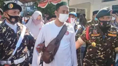 Tajul Muluk memasuki Pendopo Trunojoyo Sampang untuk mengikuti pembaiatan ke Suni, Kamis (05/11).