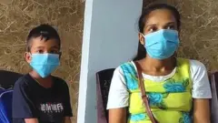 రోజుకు వందల మంది శ్రీలంక ప్రజలు అన్నదాన శిబిరాలకు తిండి కోసం పోతున్నారు.