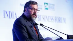 Ernesto Araújo discursa para plateia de empresários brasileiros e indianos em Nova Déli