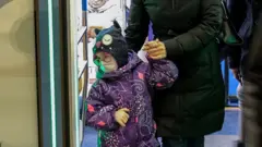 Ребенок в маске