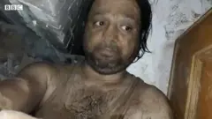 मलबे में फंसा शख़्स