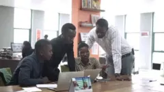 Kuna zaidi ya lugha 100 zinazongumzwa nchini Tanzania lakini Swahili inazungumzwa na asilimia 90 ya idadi ya watu