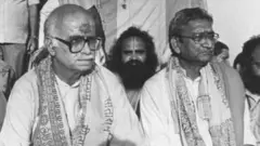 माजी उपपंतप्रधान लालकृष्ण आडवाणी यांच्यावर बाबरी मशीद उद्ध्वस्त प्रकरणी गुन्हा दाखल आहे.