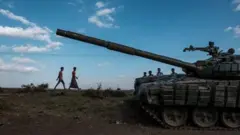 دبابة وعدد من الأشخاص