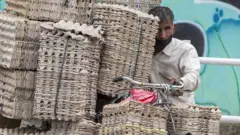 رجل ينقل بضاعة