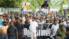 තර්ජන එල්ල වෙන බව විපක්ෂ නායක කියයි