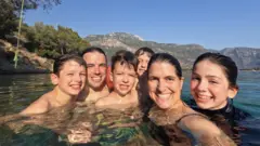 La familia se baña entre montañas en uno de sus viajes.