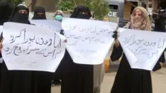 فرانس کے سفیر کو ملک سے نکالنے کے حق میں احتجاج