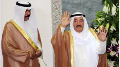 أمير الكويت (يمين) وولي العهد في صورة أرشيفية
