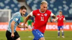 Eduardo Vargas avanza con la pelota