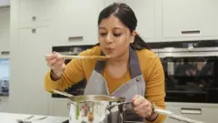 મહિલા