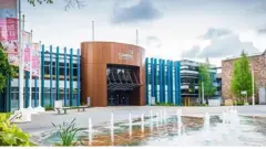مبنى الجامعة من الخارج