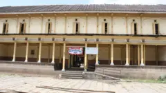 શાળાની ઈમારતની તસવીર