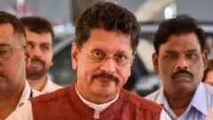 शिवसेना के बाग़ी विधायक और पूर्व मंत्री दीपक केसरकर