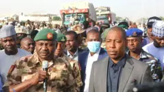 Govnor Zulum as e bin dey open di road