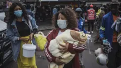 Ndị na-ekpuchi ihu ha iji gbochie coronavirus