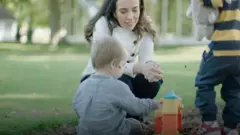 خطيبة "جوليان أسانج" خافت من الإفصاح عن علاقتهما