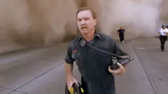 Un bombero escapa de la zona cero de Nueva York.