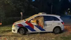 Bakanın evinin önündeki polis aracı samanla dolduruldu