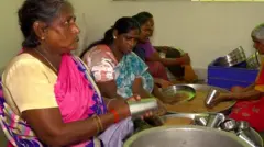 பாத்திரங்கள் கழுவும் பெண்கள்