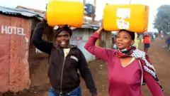 Wanawake wakiteka maji