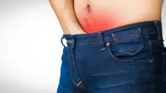Hombre con dolor genital.