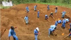 Hampande y'amagufa, mu binogo basangamwo impuzu nyinshi , ibirato, amasasu n'ibindi