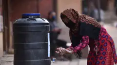 করোনাভাইরাস সংক্রমণ থেকে বাঁচতে হাত ধোয়া