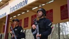 무장경찰이 교도소를 지키고 있다