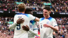 Bukayo Saka celebrate wit Harry Kane and Declan Rice