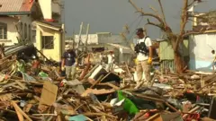 টাইফুনে লণ্ডভণ্ড ফিলিপিন্স