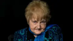 اوا که در سال ۲۰۰۹ درگذشت، در این عکس خودش را در آشوویتس نشان می‌دهد