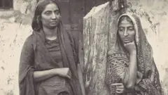 ১৮৭০ সালে তোলা দুই ভারতীয় নারীর ছবি
