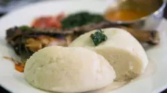 Une portion d'Ugali, un plat à base de farine de maïs, servi dans un restaurant de Nairobi, au Kenya, le 24 mai 2017.