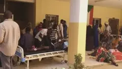 عدد من المرضي يتواجدون في باحة مستشفى الفاشر الجنوبي
