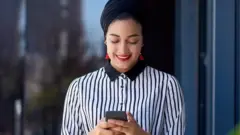 مرأة تكتب على الهاتف