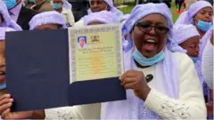 Umugore w'umushona wo muri Kenya ariko arerekana jarangamuntu yahawe