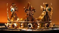 Корона, возложенная на гроб Ричарда III при перезахоронении