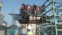 প্রকল্প পরিকল্পনা অনুযায়ী, উত্তরা থেকে মতিঝিল পর্যন্ত মোট ১৬টি স্টেশন হবে এবং মেট্রো রেল ঘণ্টায় ৬০ হাজার যাত্রী পরিবহন করতে পারবে।