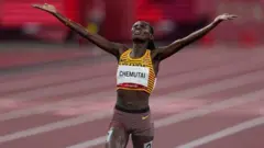 Umugandakazi Peruth Chemutai mu munezero inyuma yo gutsindira umudari w'inzahabu ku metero 3000 basimba imitego imitego mu nkino za Olempike