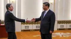US Secretary of State Antony Blinken (L) shakes hands with China's President Xi Jinping in the Great Hall of the People in Beijing on June 19, 2023.